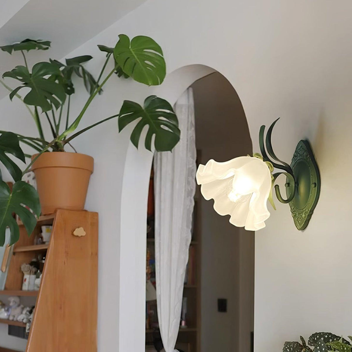 Wall Lamp Vintage Floral Glass Shade for Bedroom and Living Room