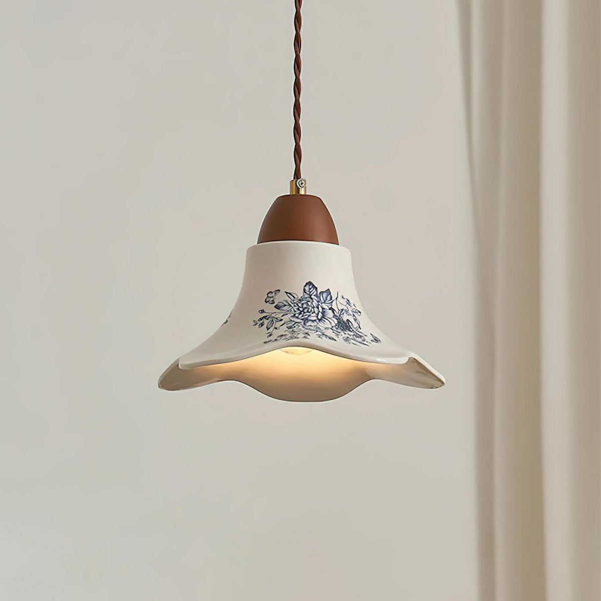 Pendellampor i porslin med blomsterdesign