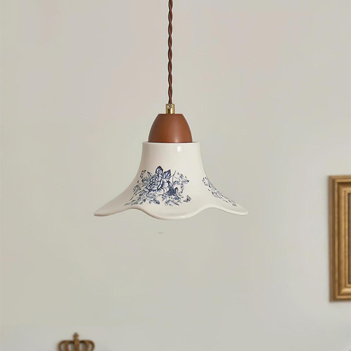 Pendellampor i porslin med blomsterdesign