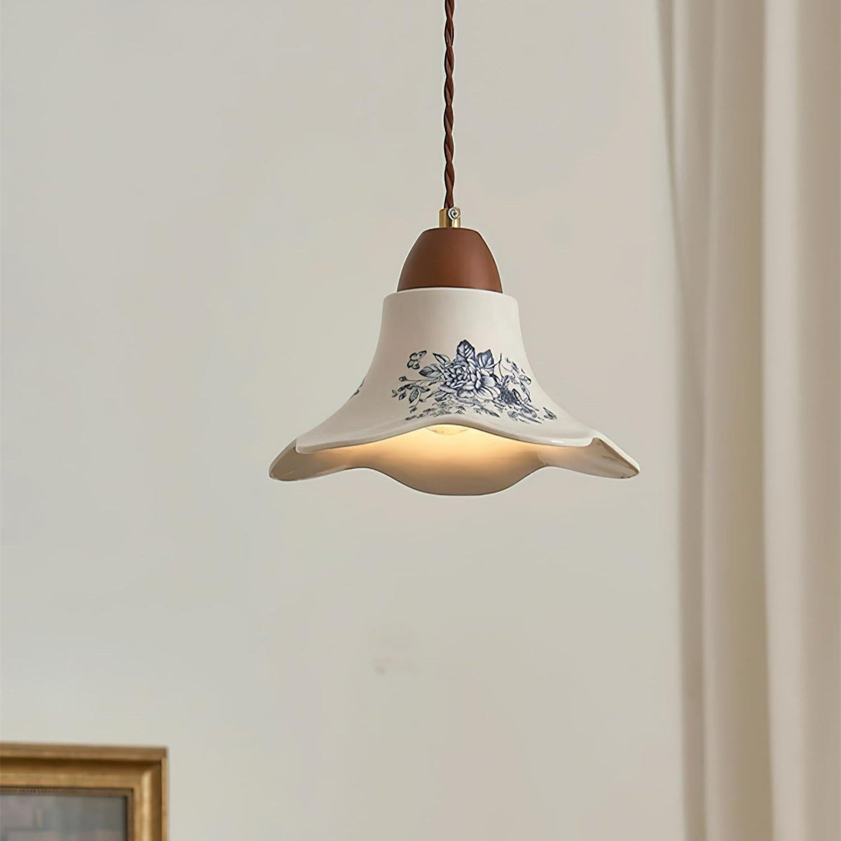 Pendellampor i porslin med blomsterdesign