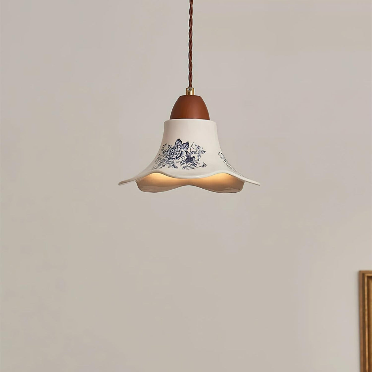 Pendellampor i porslin med blomsterdesign