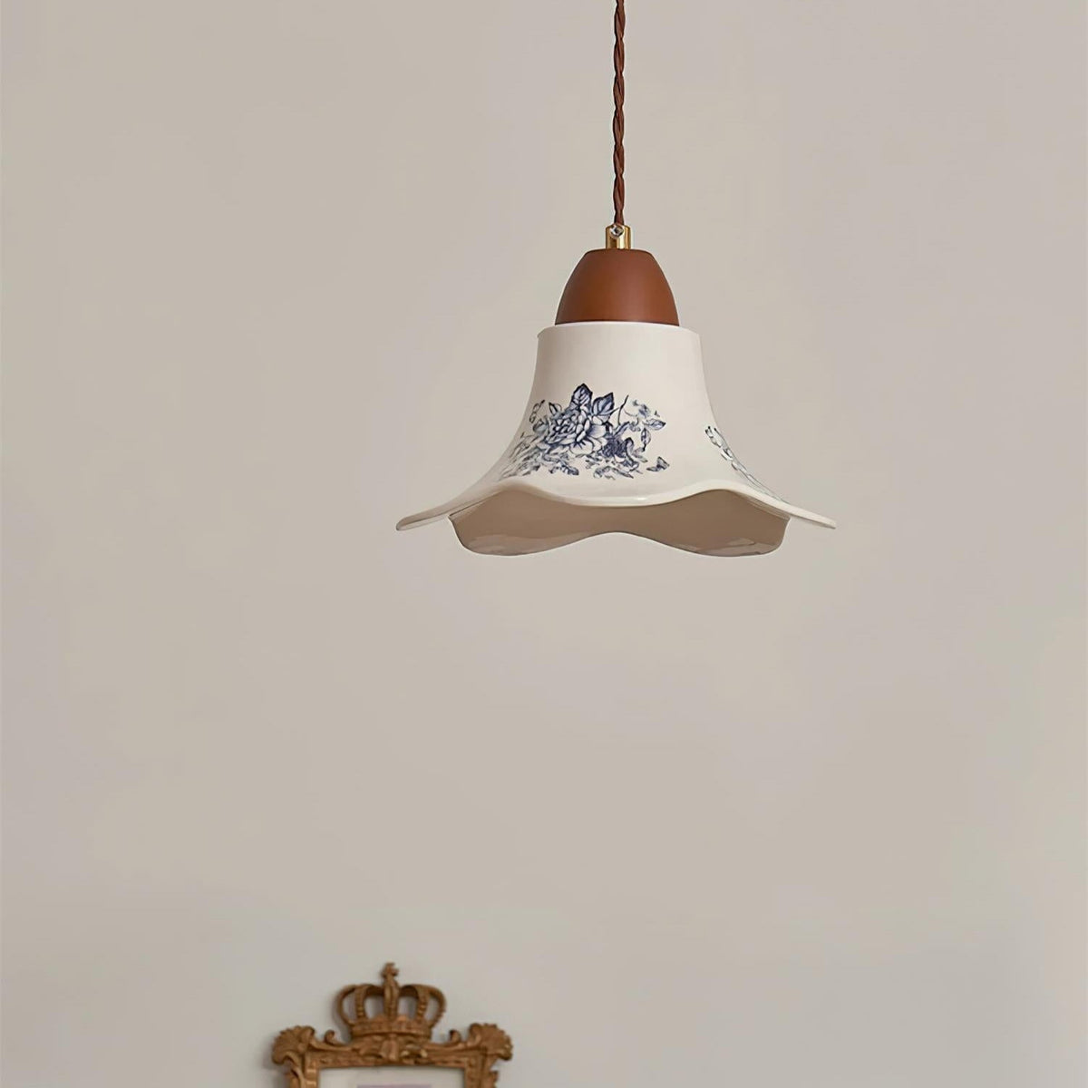 Pendellampor i porslin med blomsterdesign