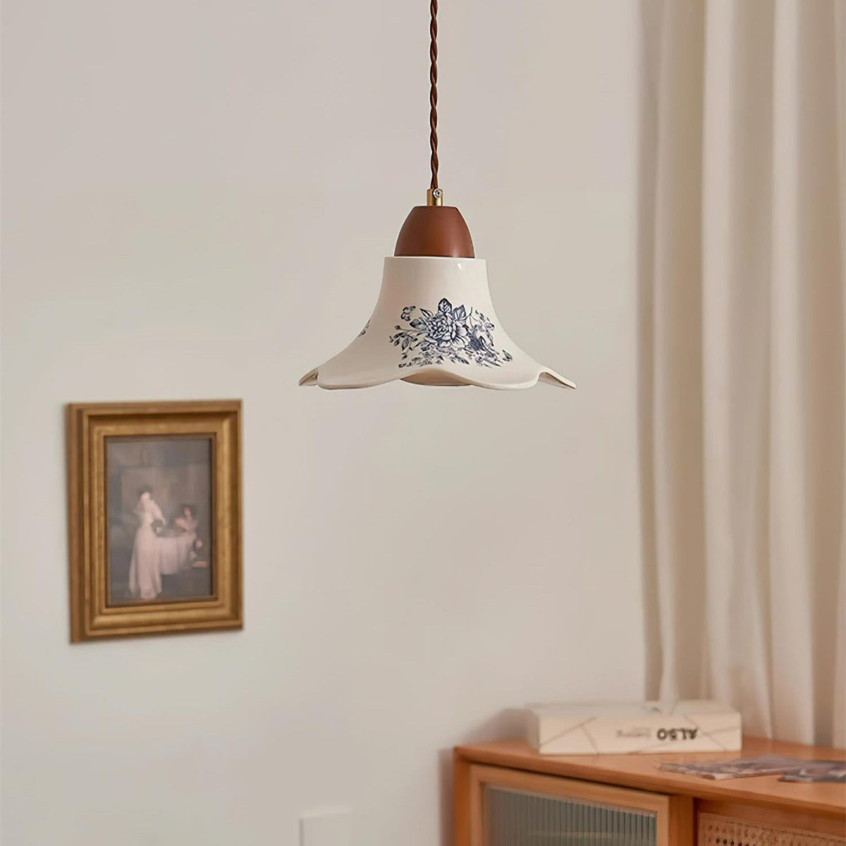 Pendellampor i porslin med blomsterdesign