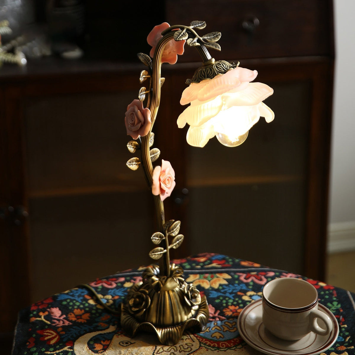 Liorarena blommig bordslampa