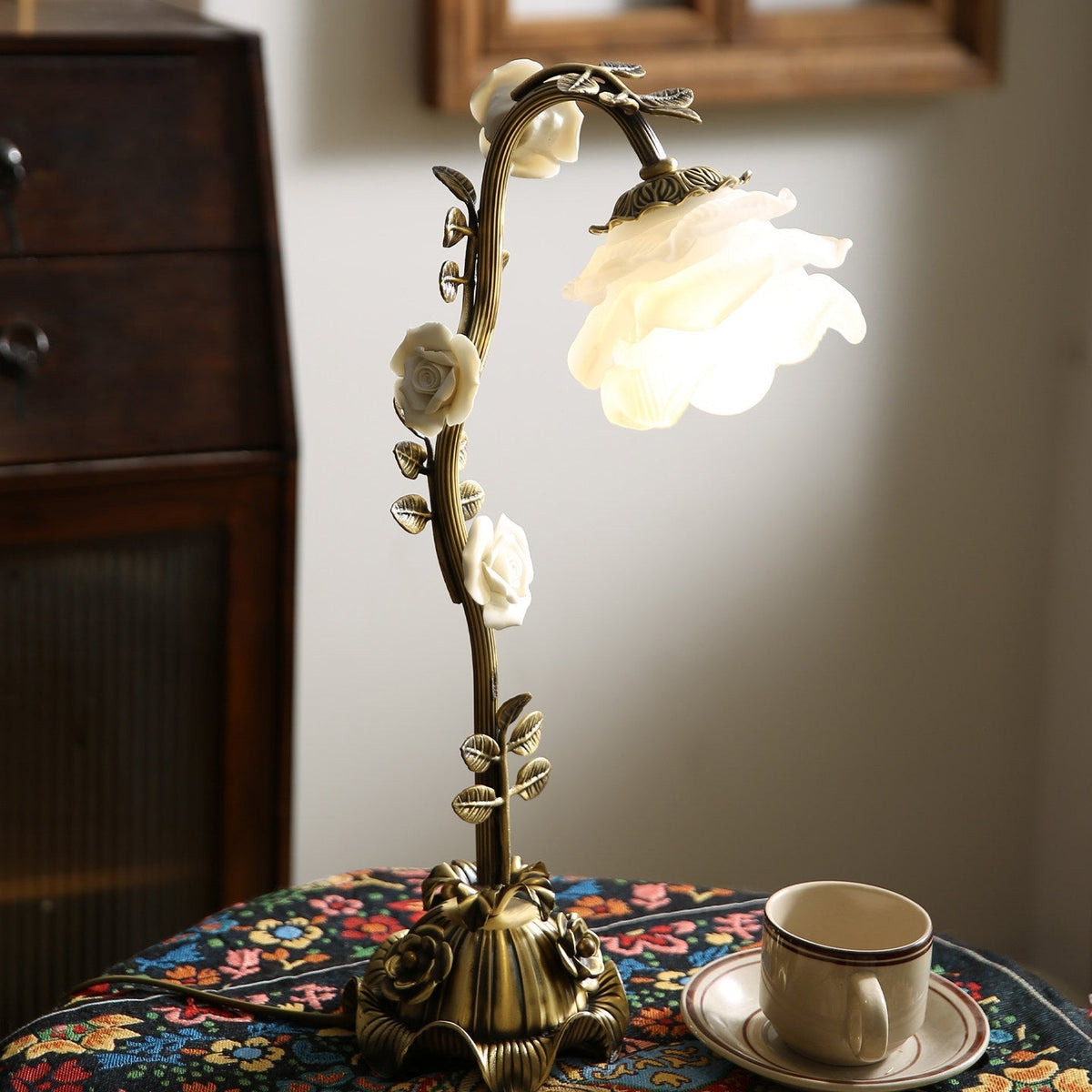 Liorarena blommig bordslampa