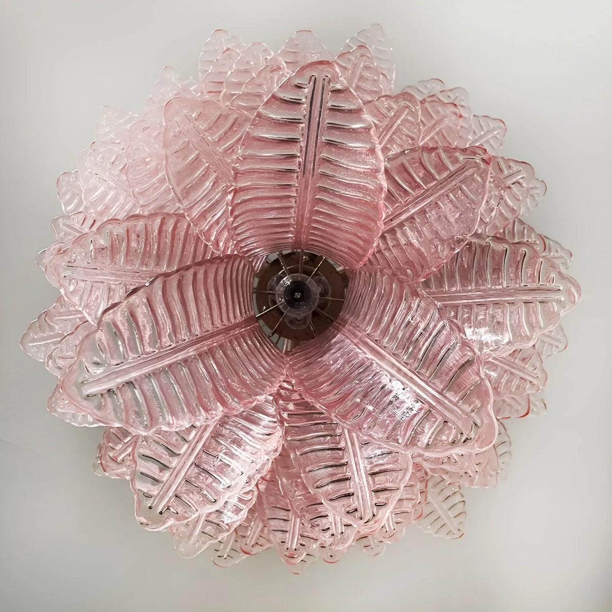 Liorisian lysekrone med kaskadeformede blade i lyserødt Murano-glas, romantisk