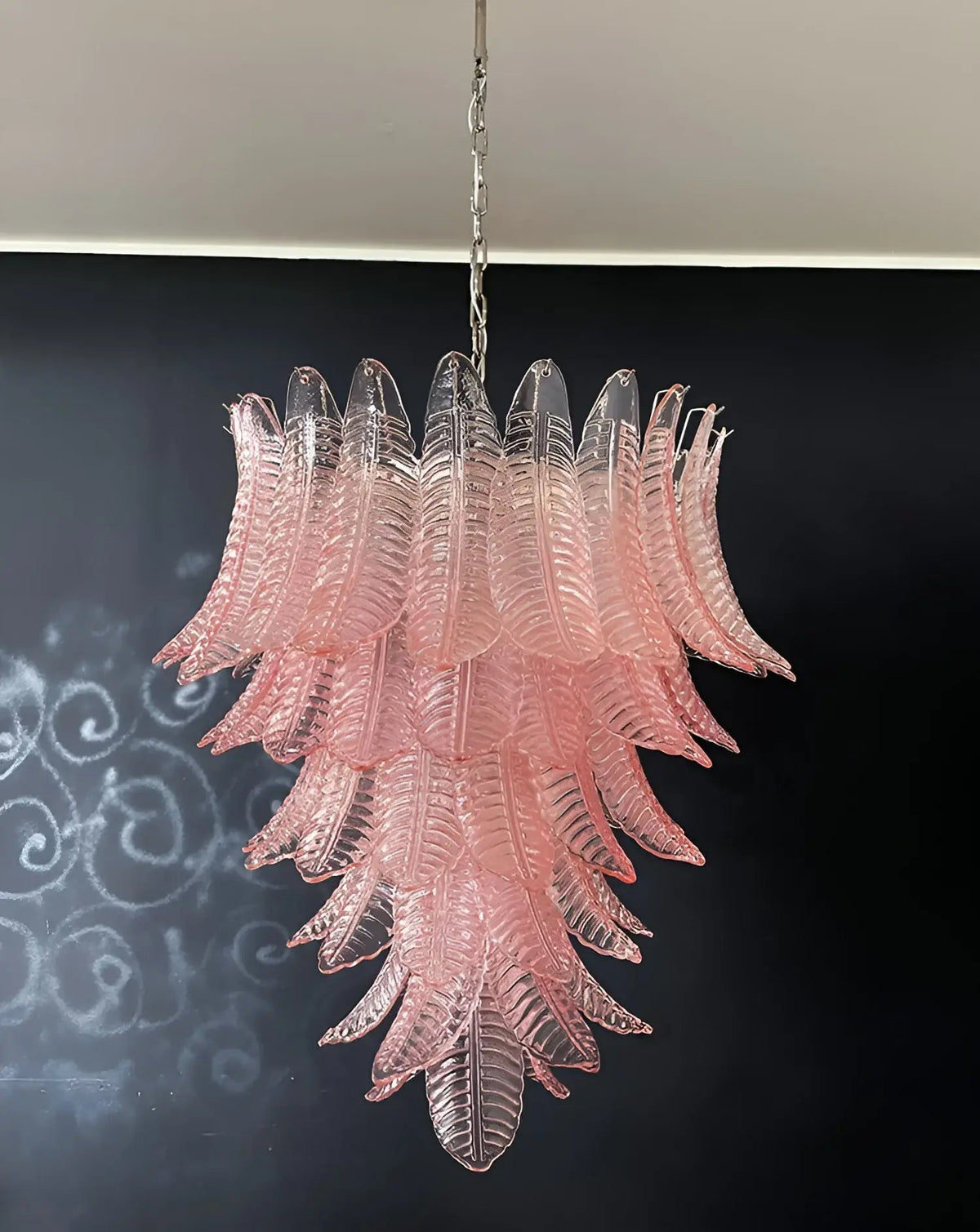 Liorisian lysekrone med kaskadeformede blade i lyserødt Murano-glas, romantisk