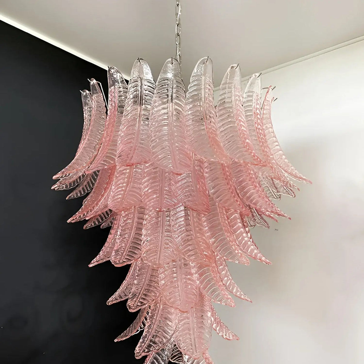 Liorisian lysekrone med kaskadeformede blade i lyserødt Murano-glas, romantisk