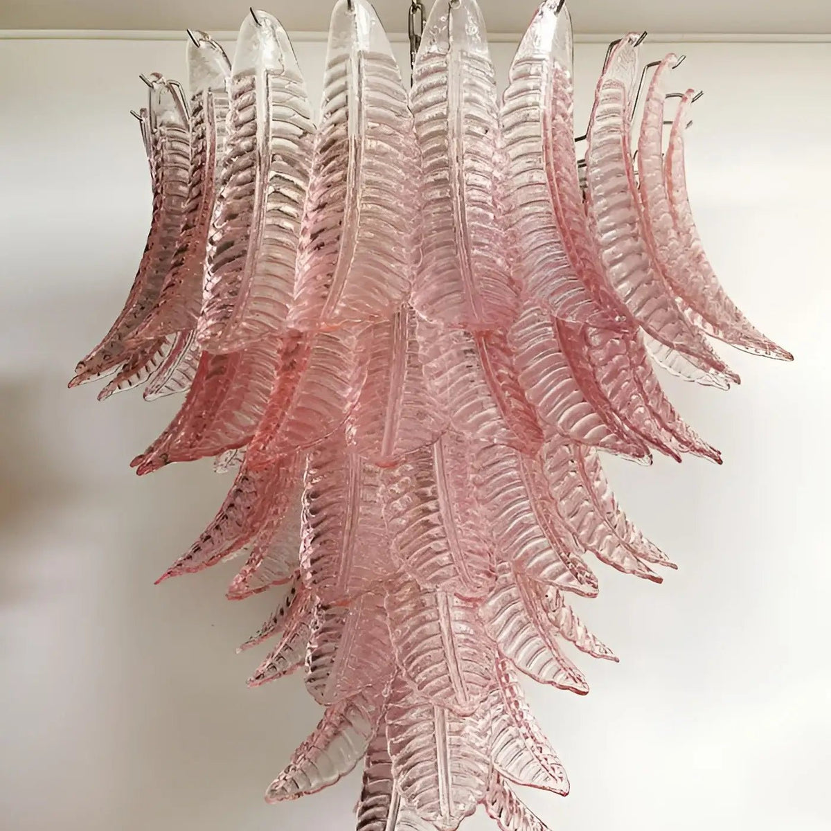 Liorisian lysekrone med kaskadeformede blade i lyserødt Murano-glas, romantisk