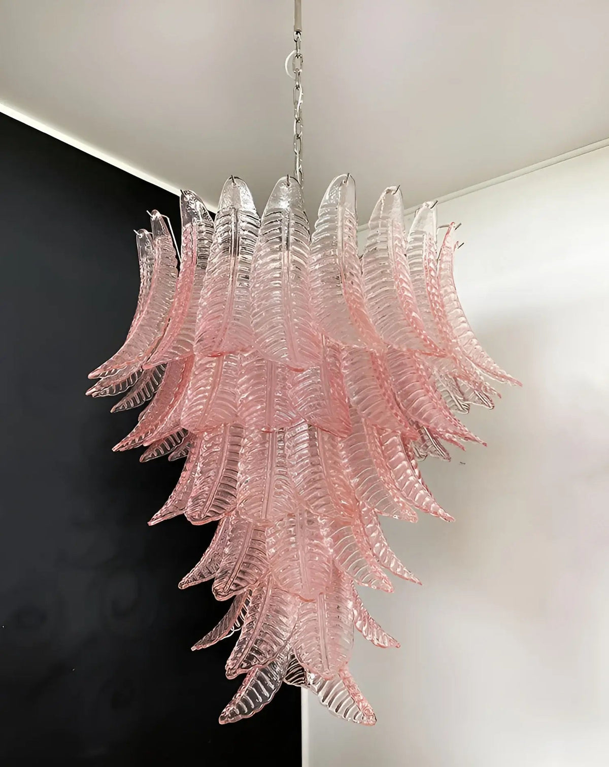 Liorisian lysekrone med kaskadeformede blade i lyserødt Murano-glas, romantisk