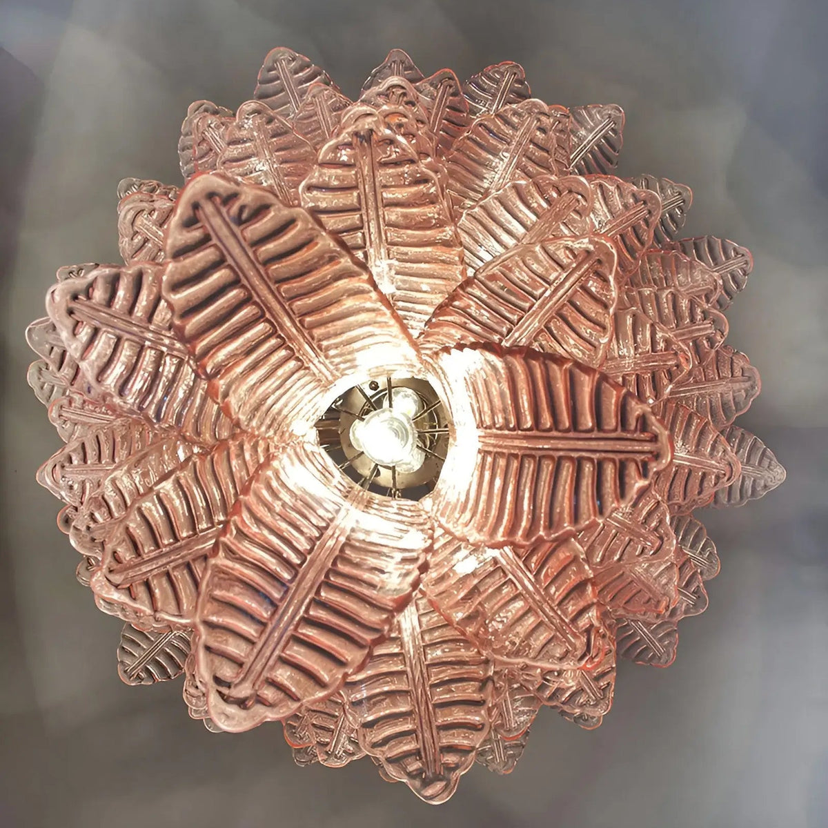 Liorisian lysekrone med kaskadeformede blade i lyserødt Murano-glas, romantisk