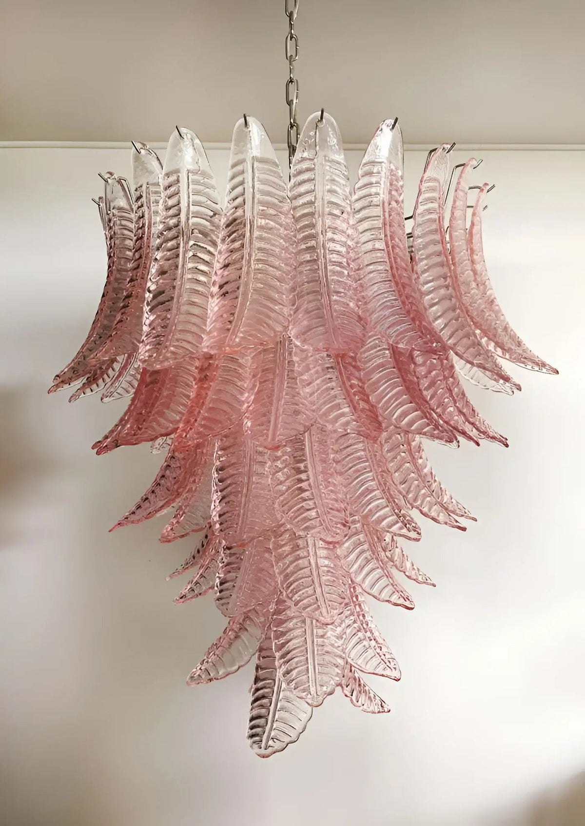 Liorisian lysekrone med kaskadeformede blade i lyserødt Murano-glas, romantisk