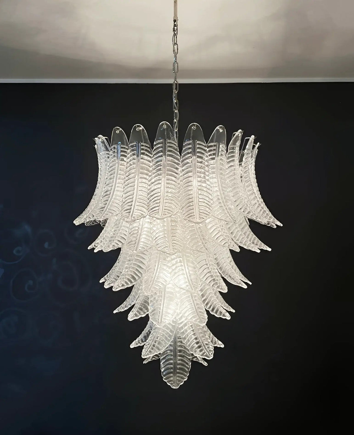 Eirineon lysekrone med klare glasblade, kaskaderende og elegant