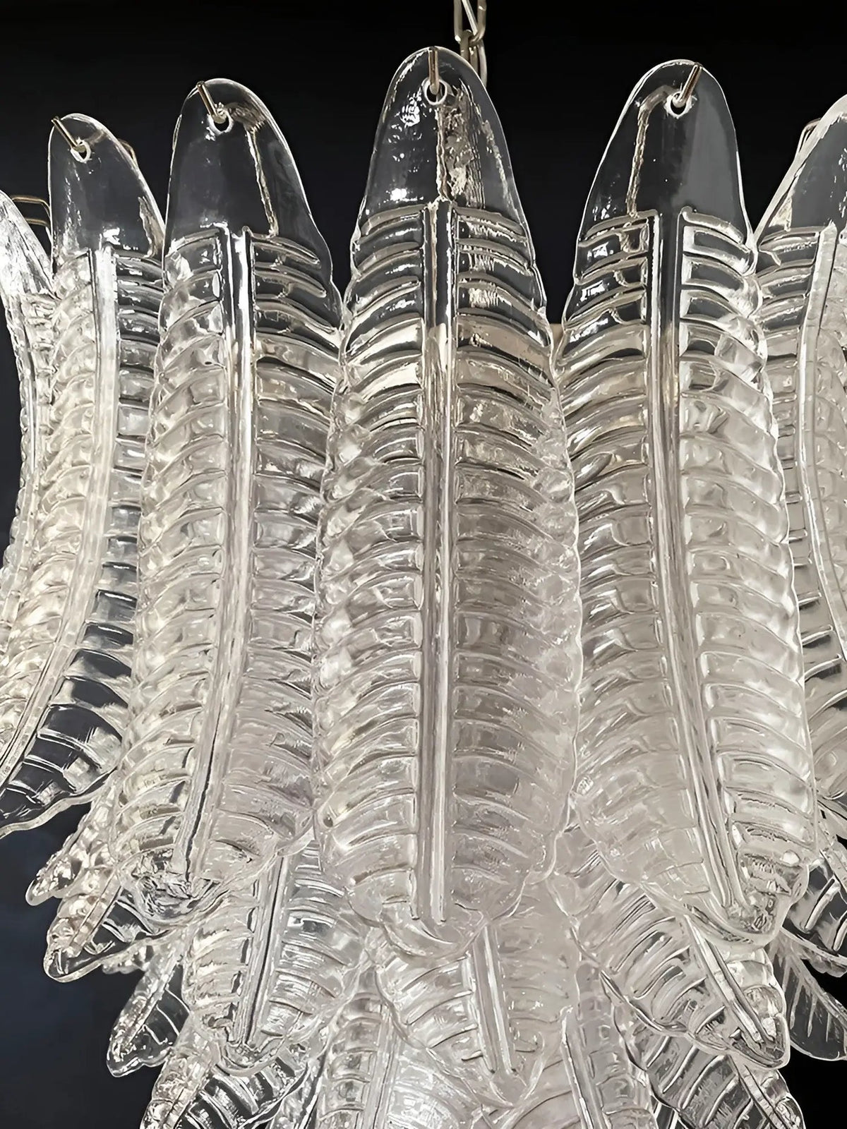 Eirineon lysekrone med klare glasblade, kaskaderende og elegant