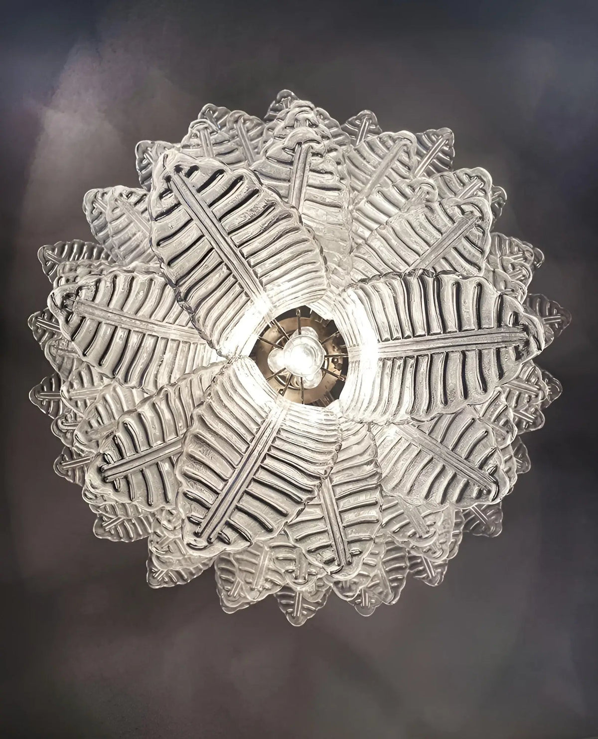Eirineon lysekrone med klare glasblade, kaskaderende og elegant