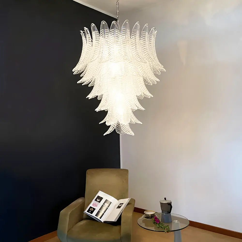 Eirineon lysekrone med klare glasblade, kaskaderende og elegant