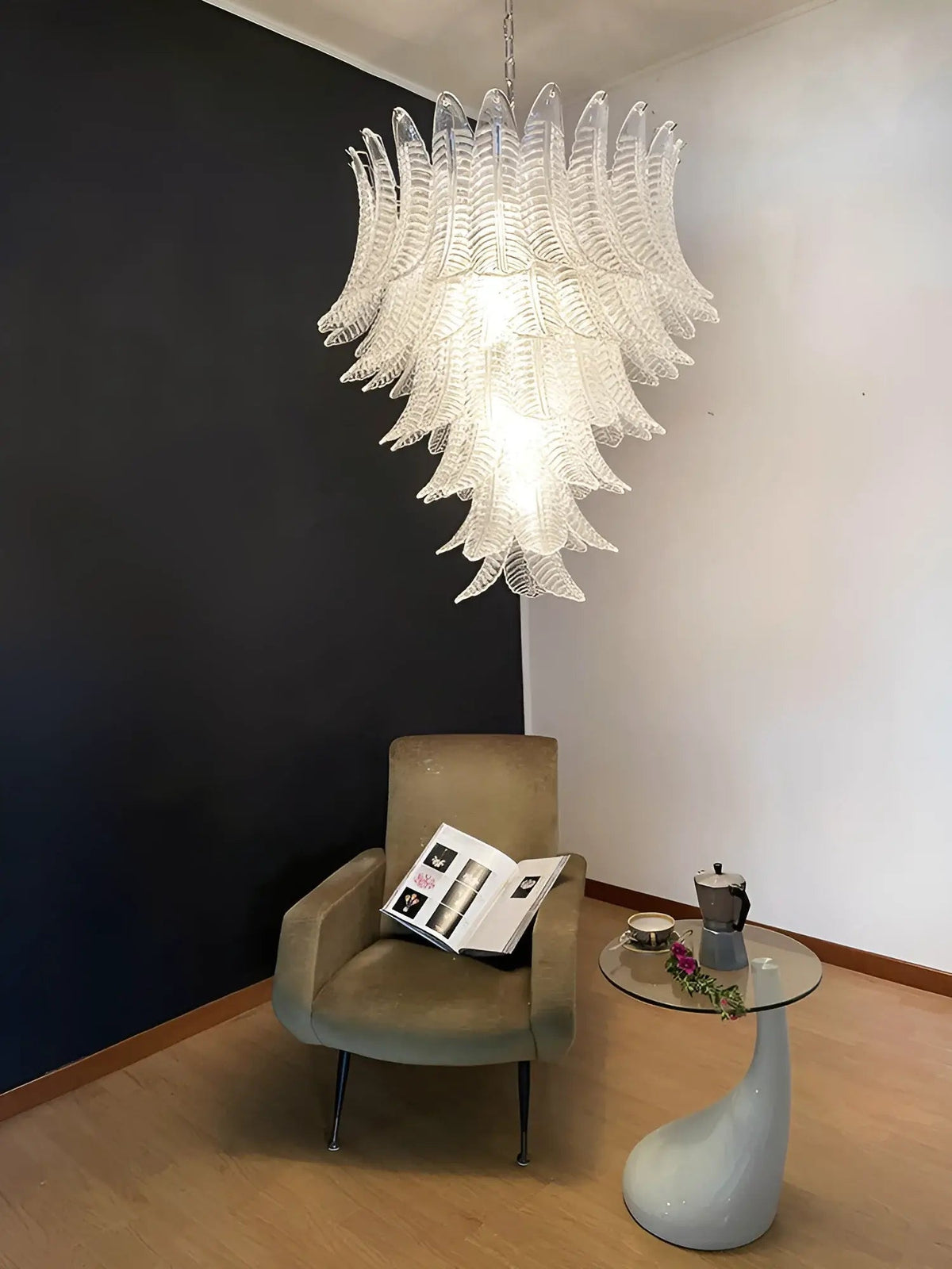 Eirineon lysekrone med klare glasblade, kaskaderende og elegant