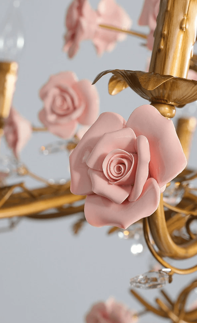 Rosefarvet lysekrone
