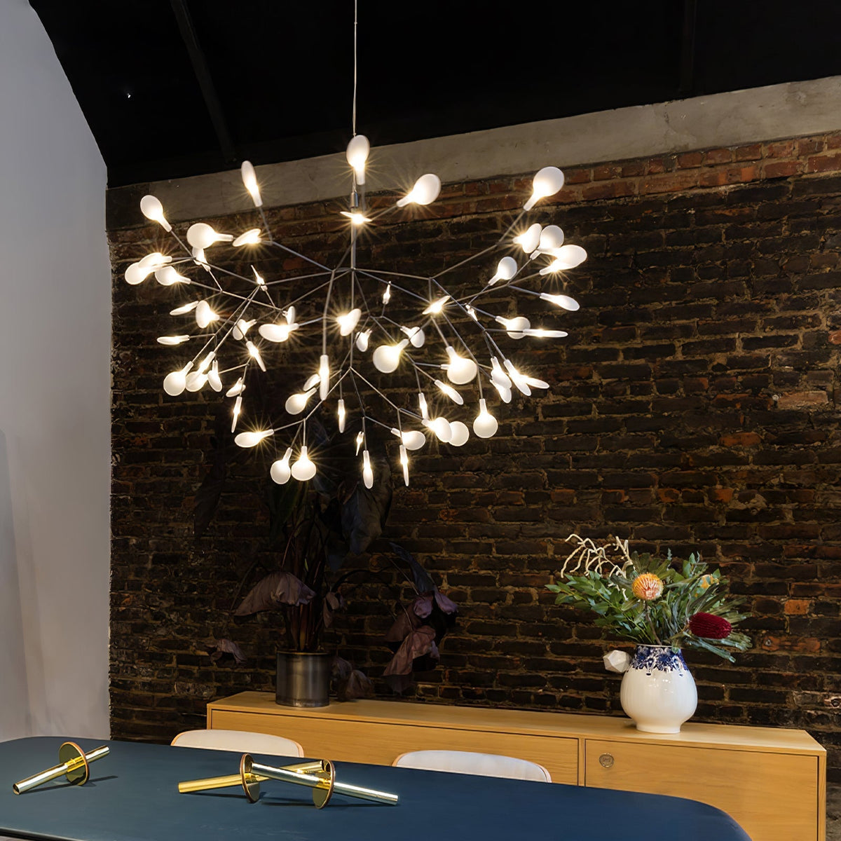 Auroreon lysekrone i rosaguld med LED-grene som ildfluer