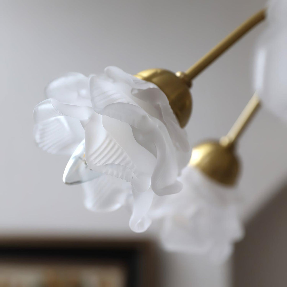 Candelabro em latão e vidro com flores de rosa Brenis