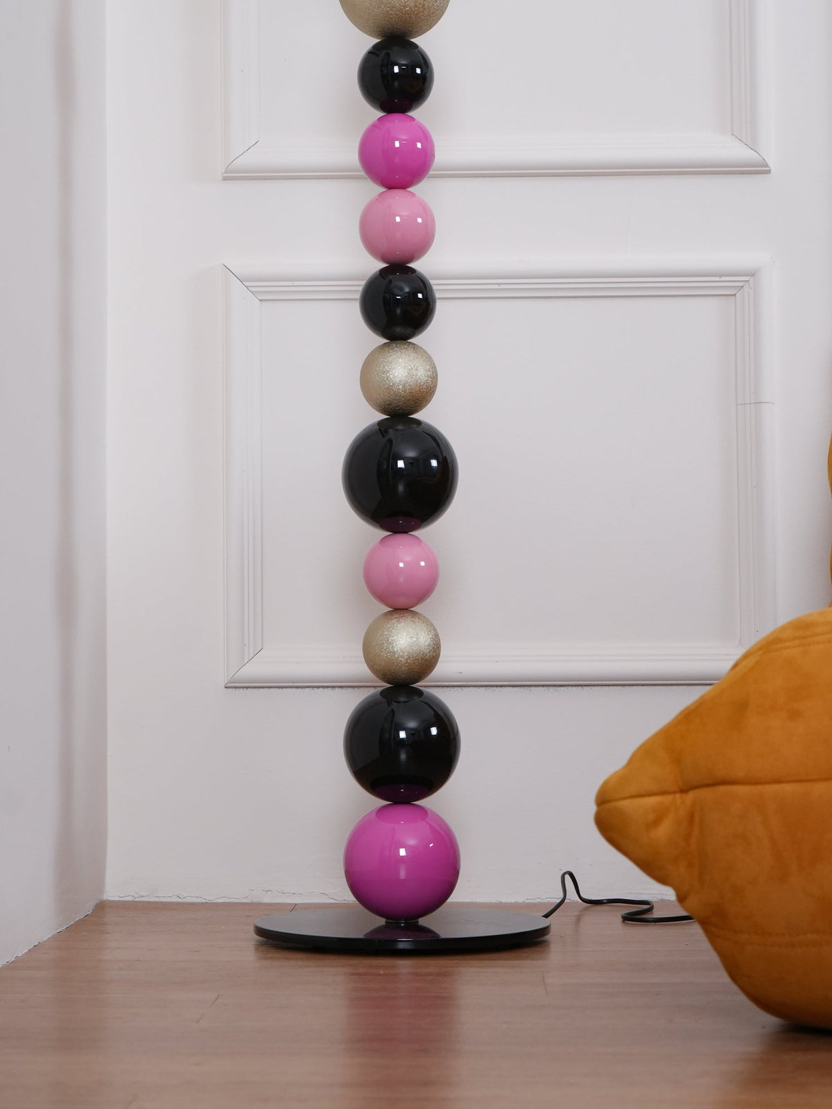 Kaleido gulvlampe med runde stablede kugler