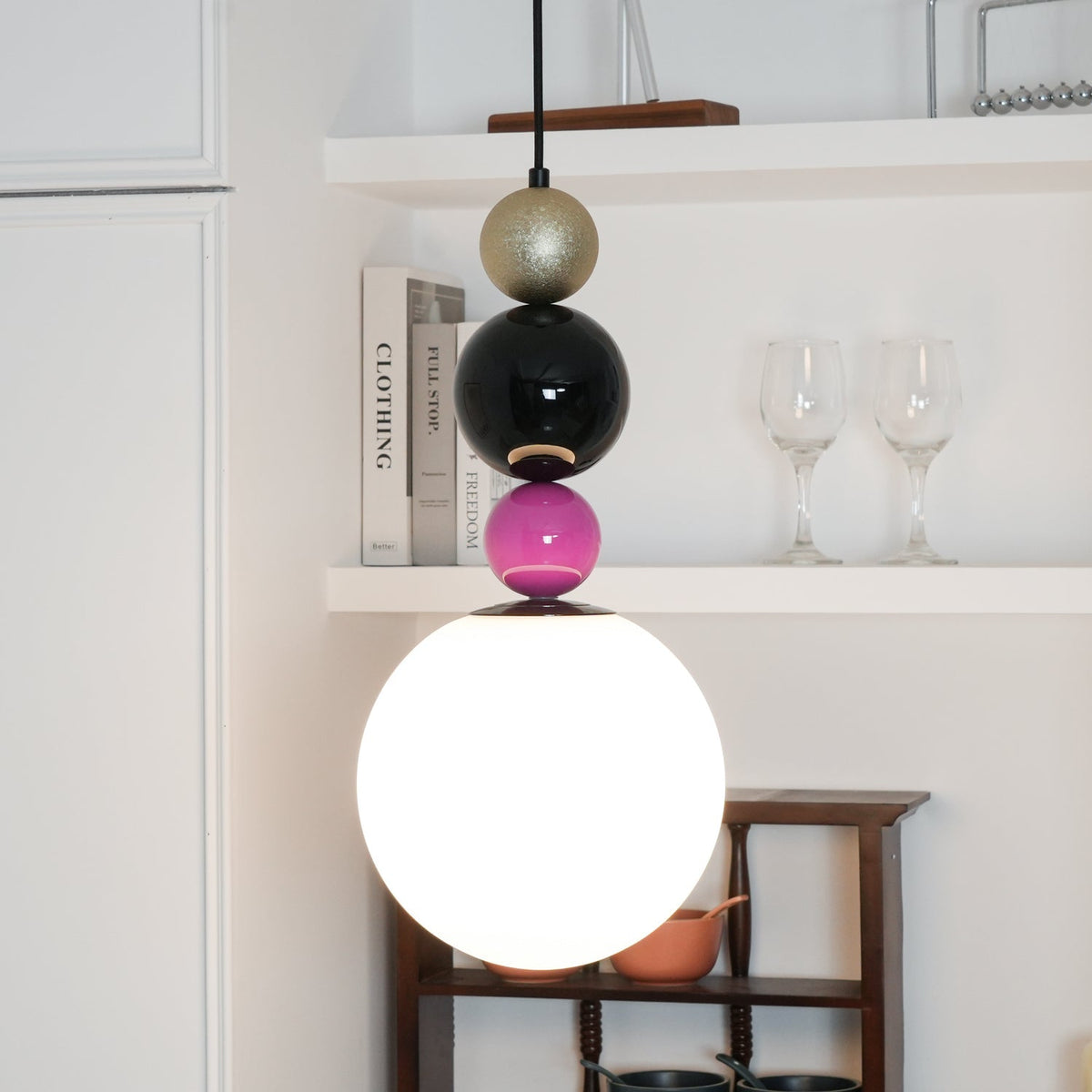 Eshaisra nordisk pendellampe i glas med runde stablede kugler og kunstnerisk design