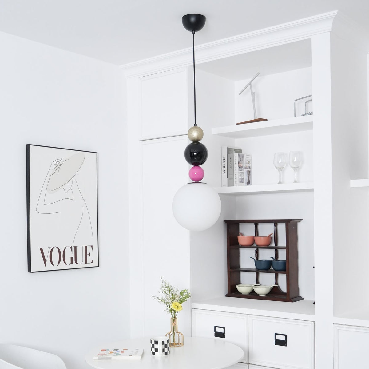 Eshaisra nordisk pendellampe i glas med runde stablede kugler og kunstnerisk design