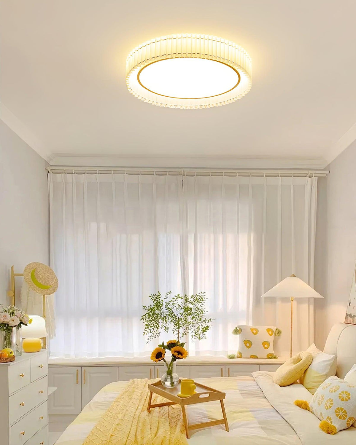 Rund loftslampe med plisseret stof fra Corinila