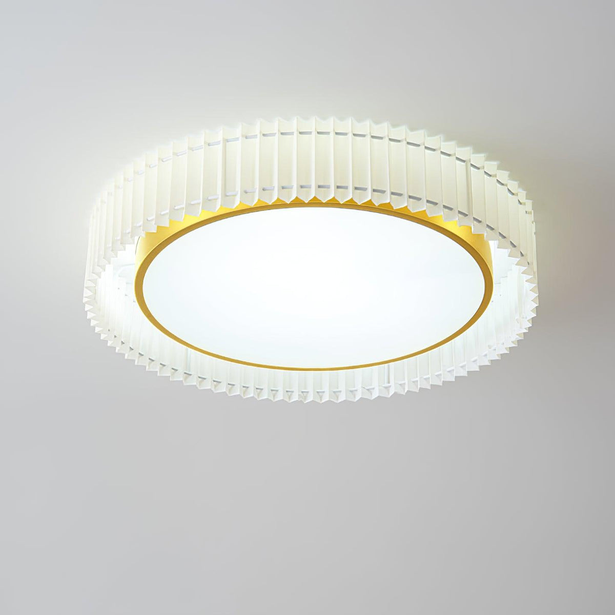 Rund loftslampe med plisseret stof fra Corinila