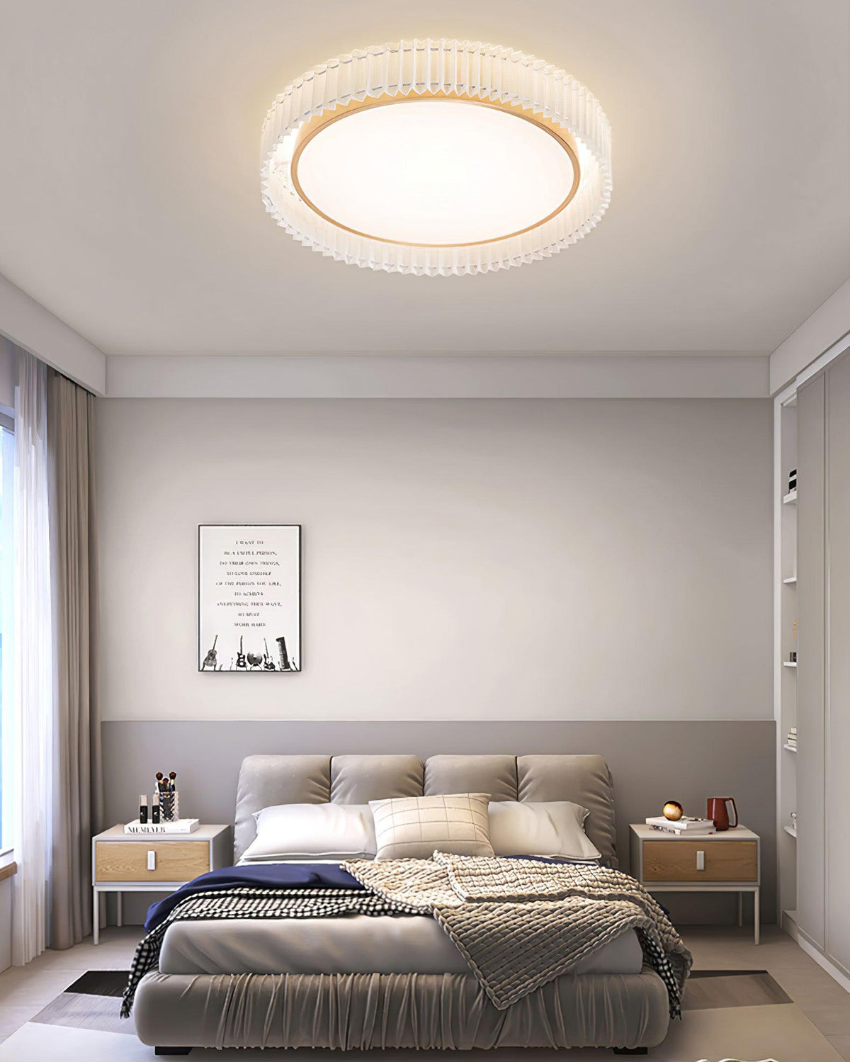 Rund loftslampe med plisseret stof fra Corinila
