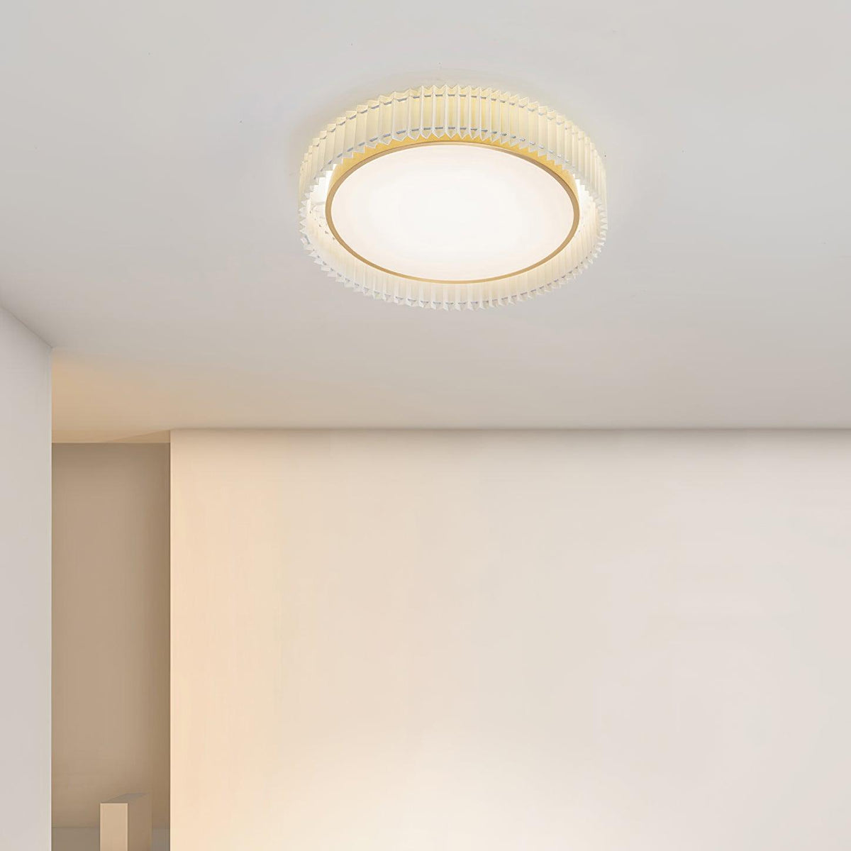 Rund loftslampe med plisseret stof fra Corinila