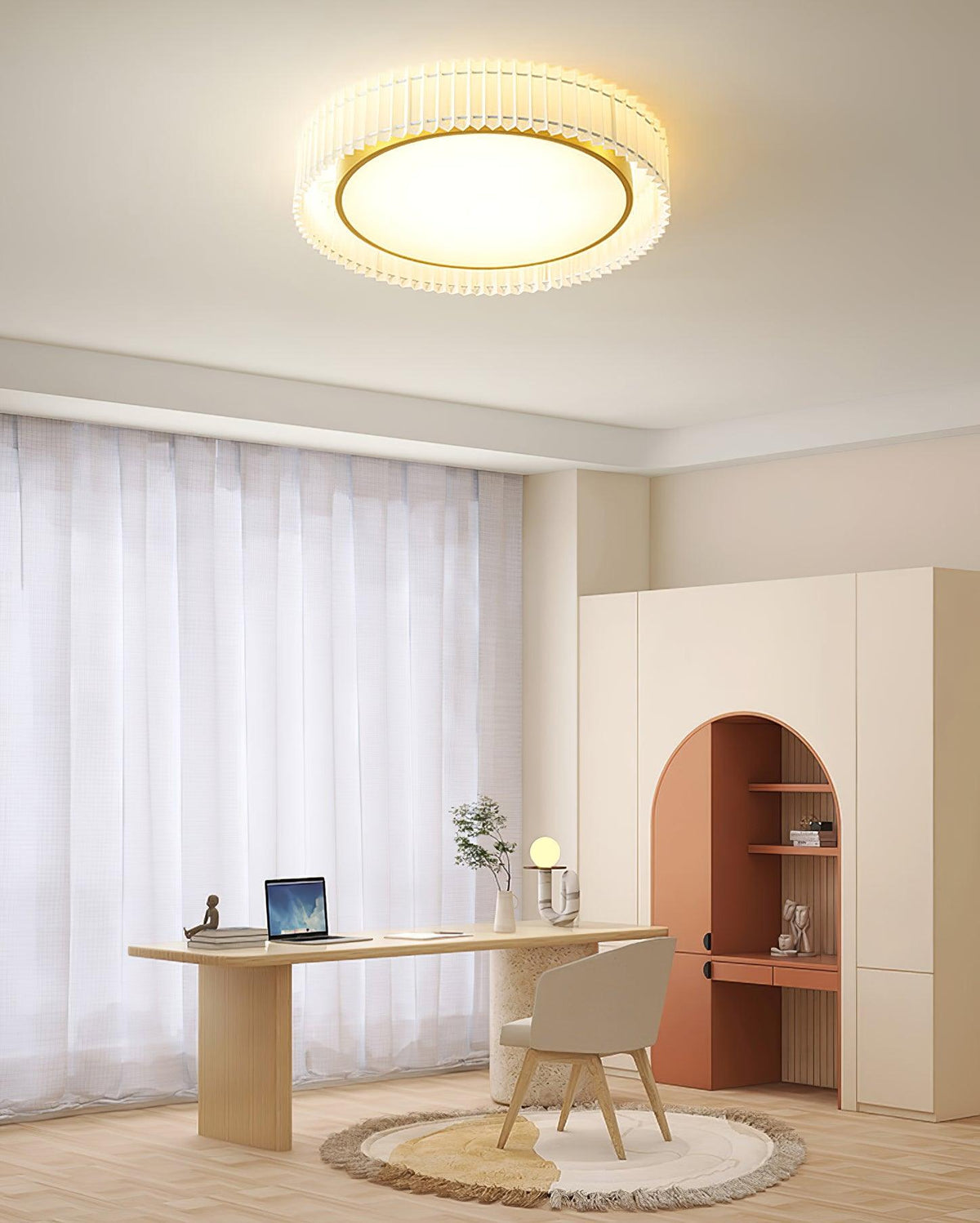 Rund loftslampe med plisseret stof fra Corinila
