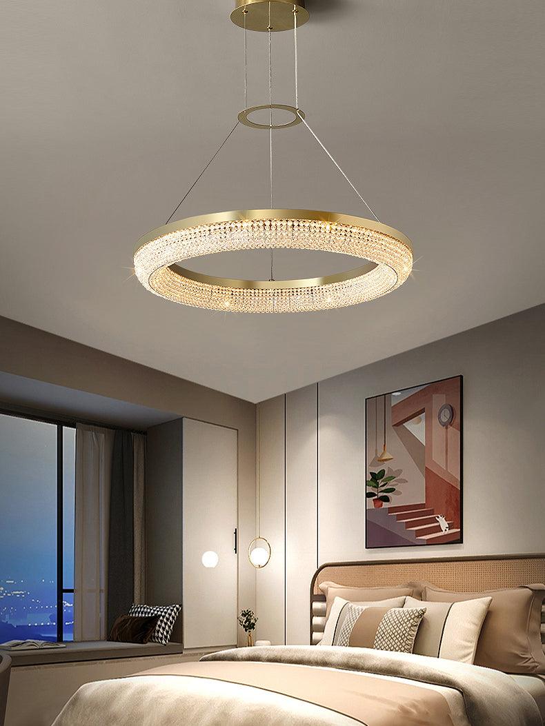 Cyrereon rund kristallampa i guld med LED