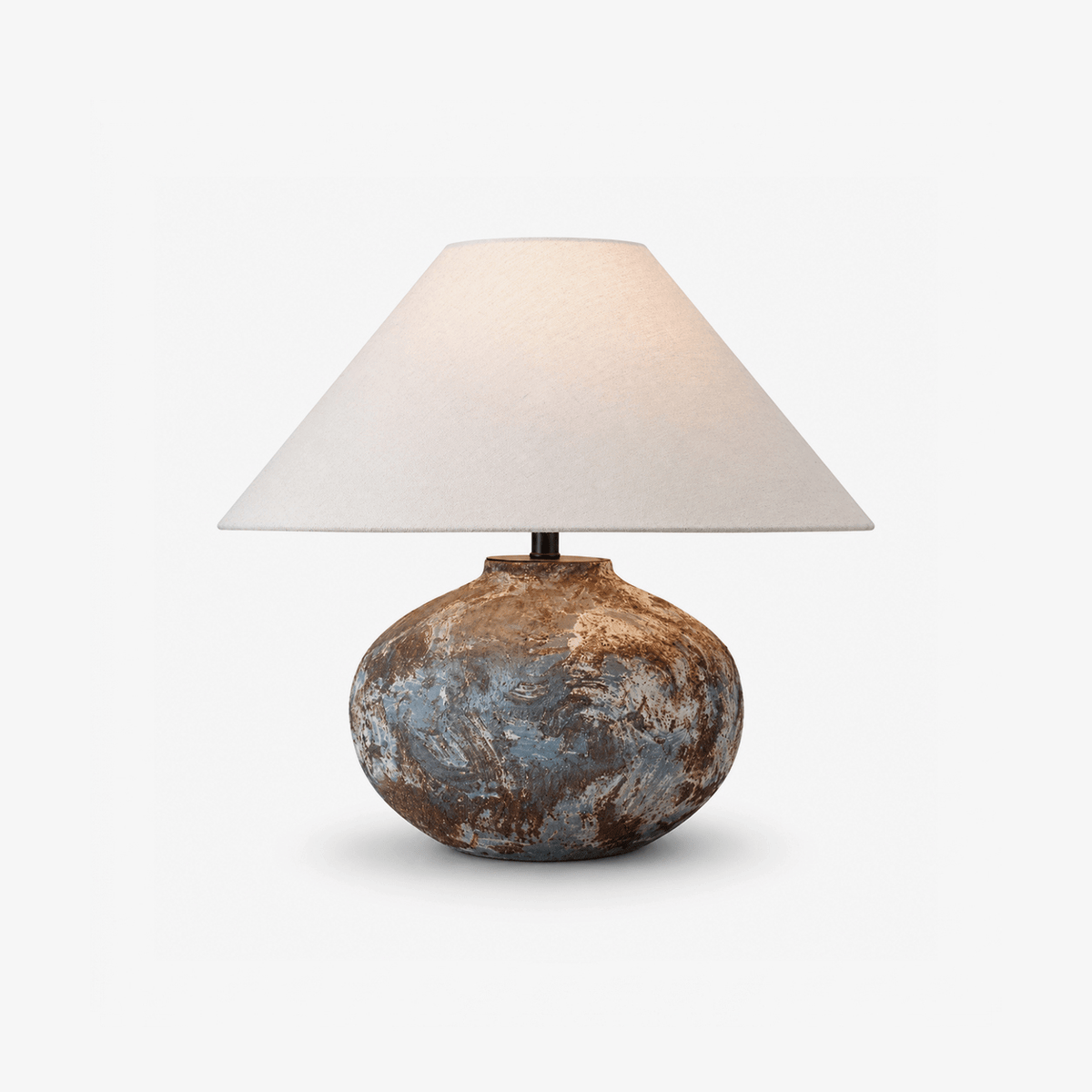 Odrielle bordlampe i keramisk materiale med slidt look