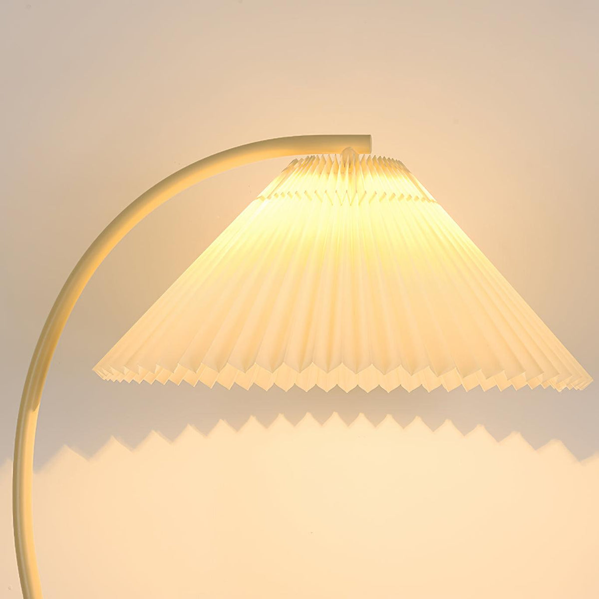 Mytalils modern böjda golvlampa i tyg