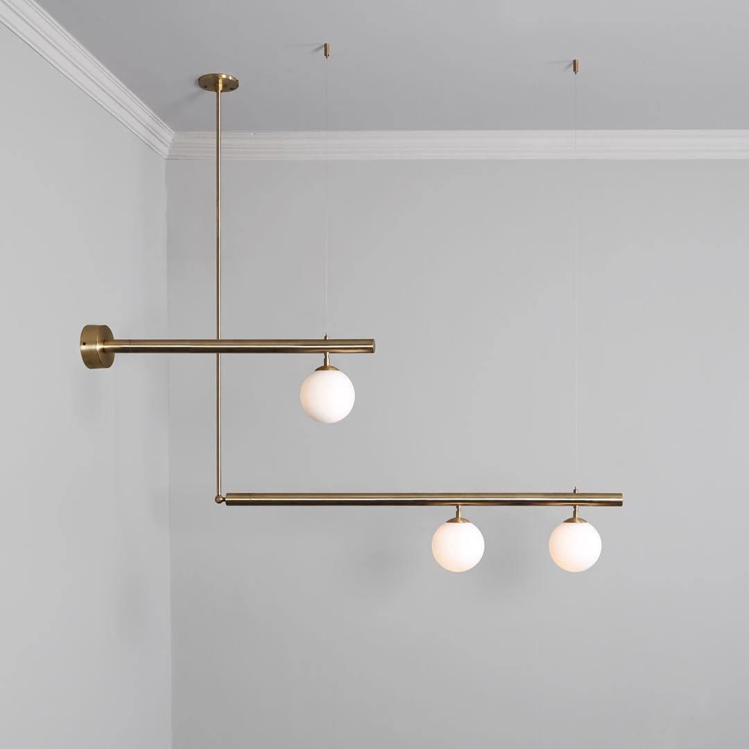 Estix pendellampe i messing, lineær, satellit, minimalistisk