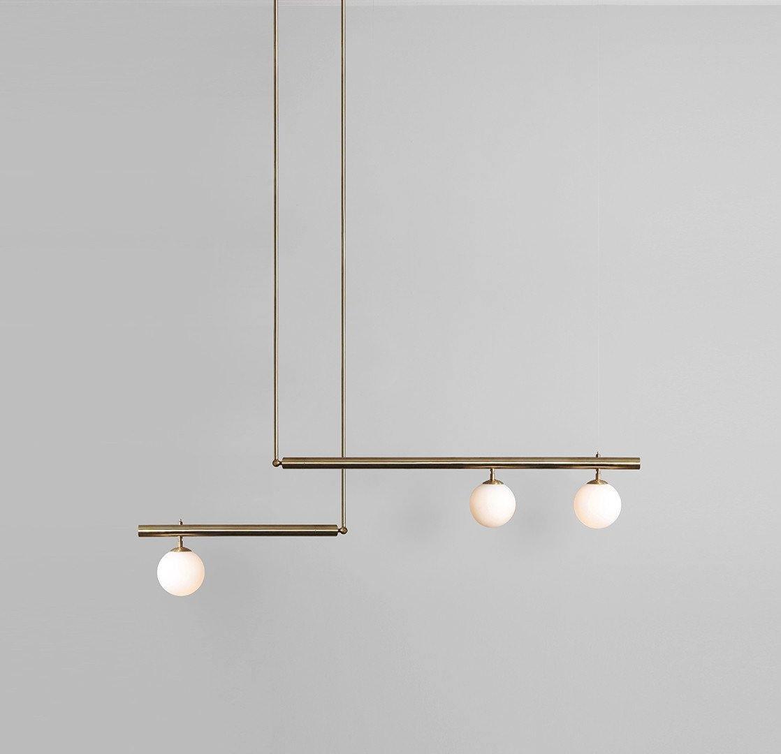Estix pendellampe i messing, lineær, satellit, minimalistisk