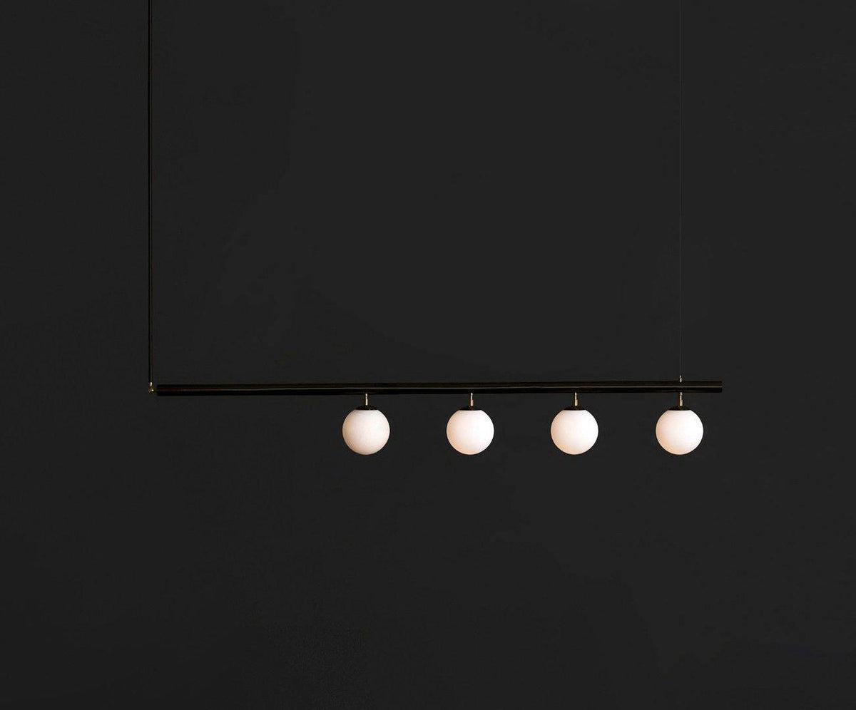 Estix pendellampe i messing, lineær, satellit, minimalistisk