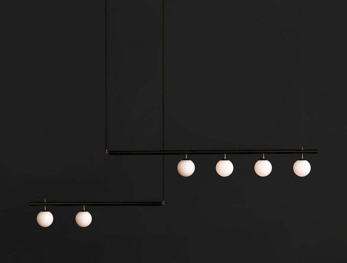 Estix pendellampe i messing, lineær, satellit, minimalistisk