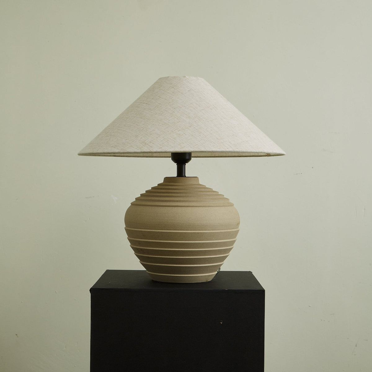 Serano rustik bordlampe med rillet overflade