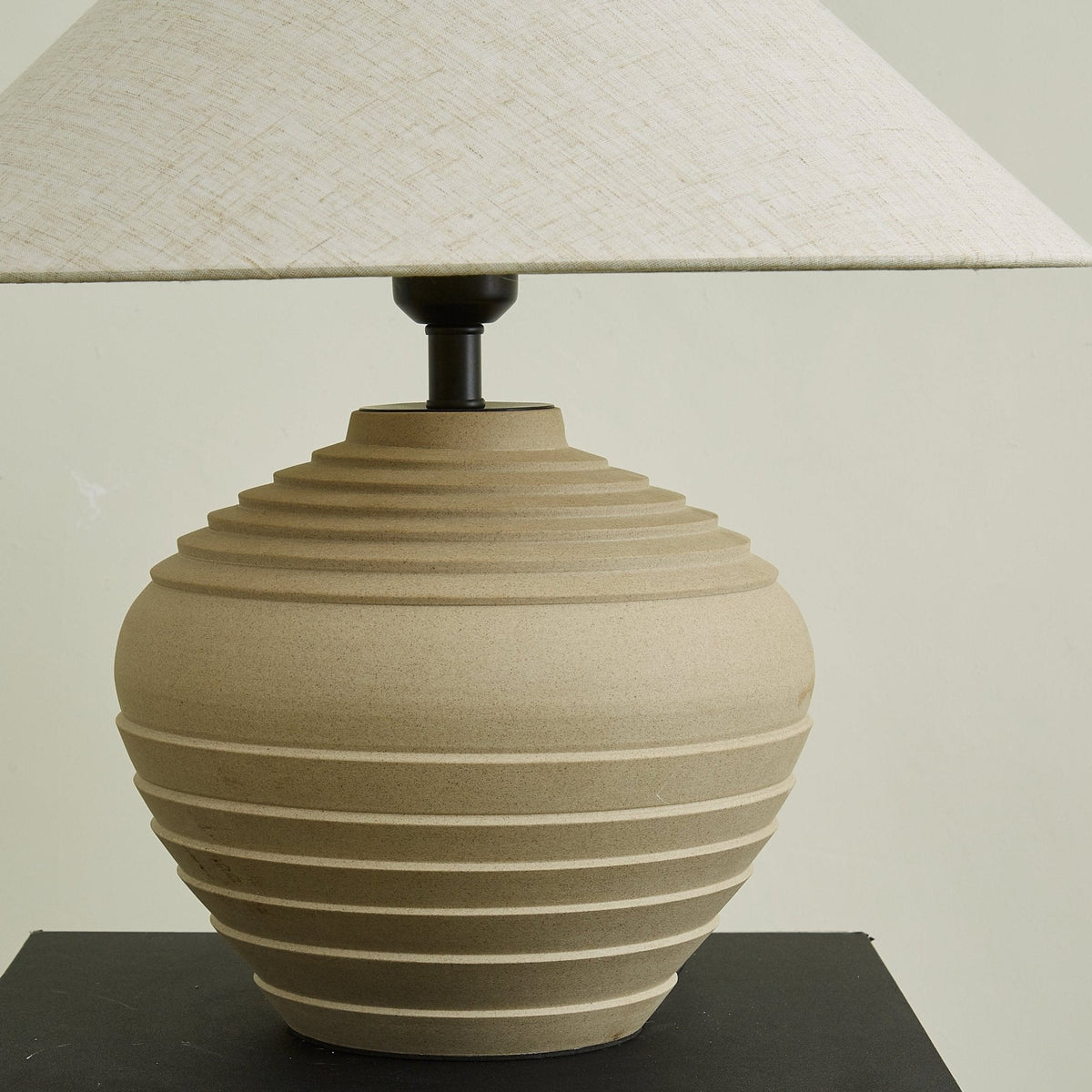 Serano rustik bordlampe med rillet overflade