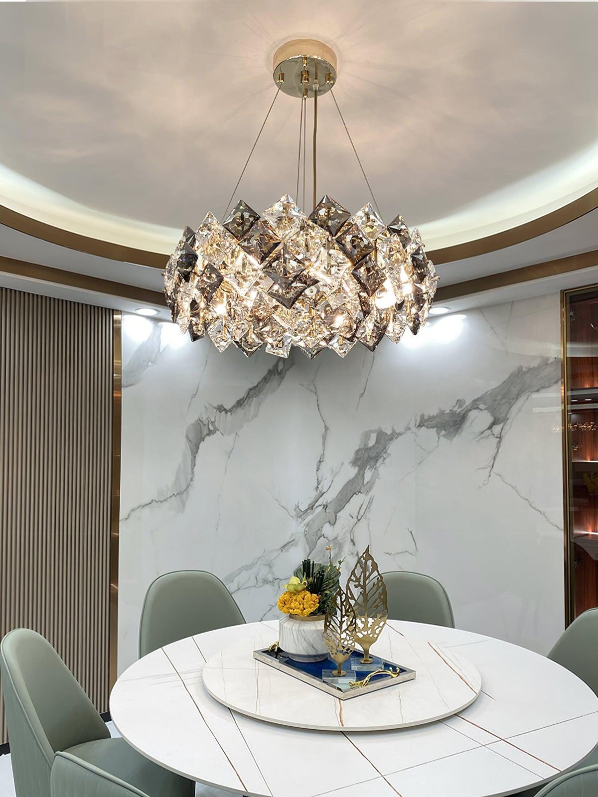Luxenine rund lysekrone med skalaformet krystal, guldfinish og LED
