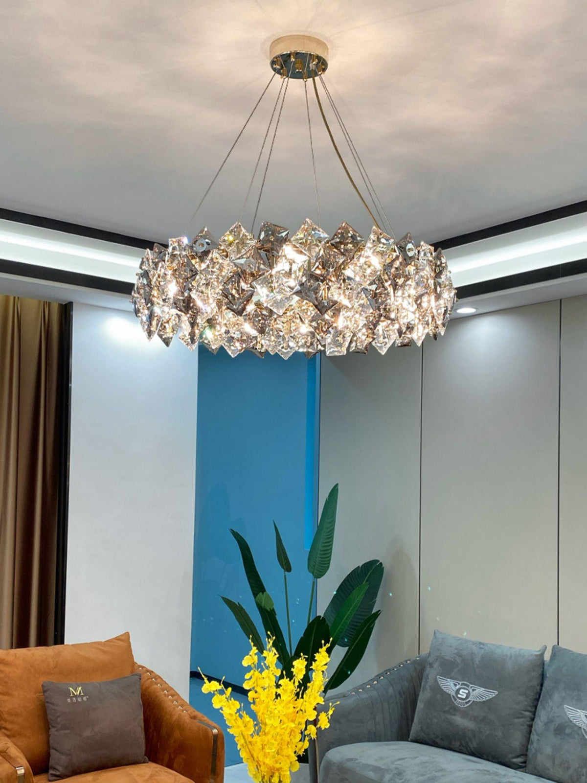 Luxenine rund lysekrone med skalaformet krystal, guldfinish og LED