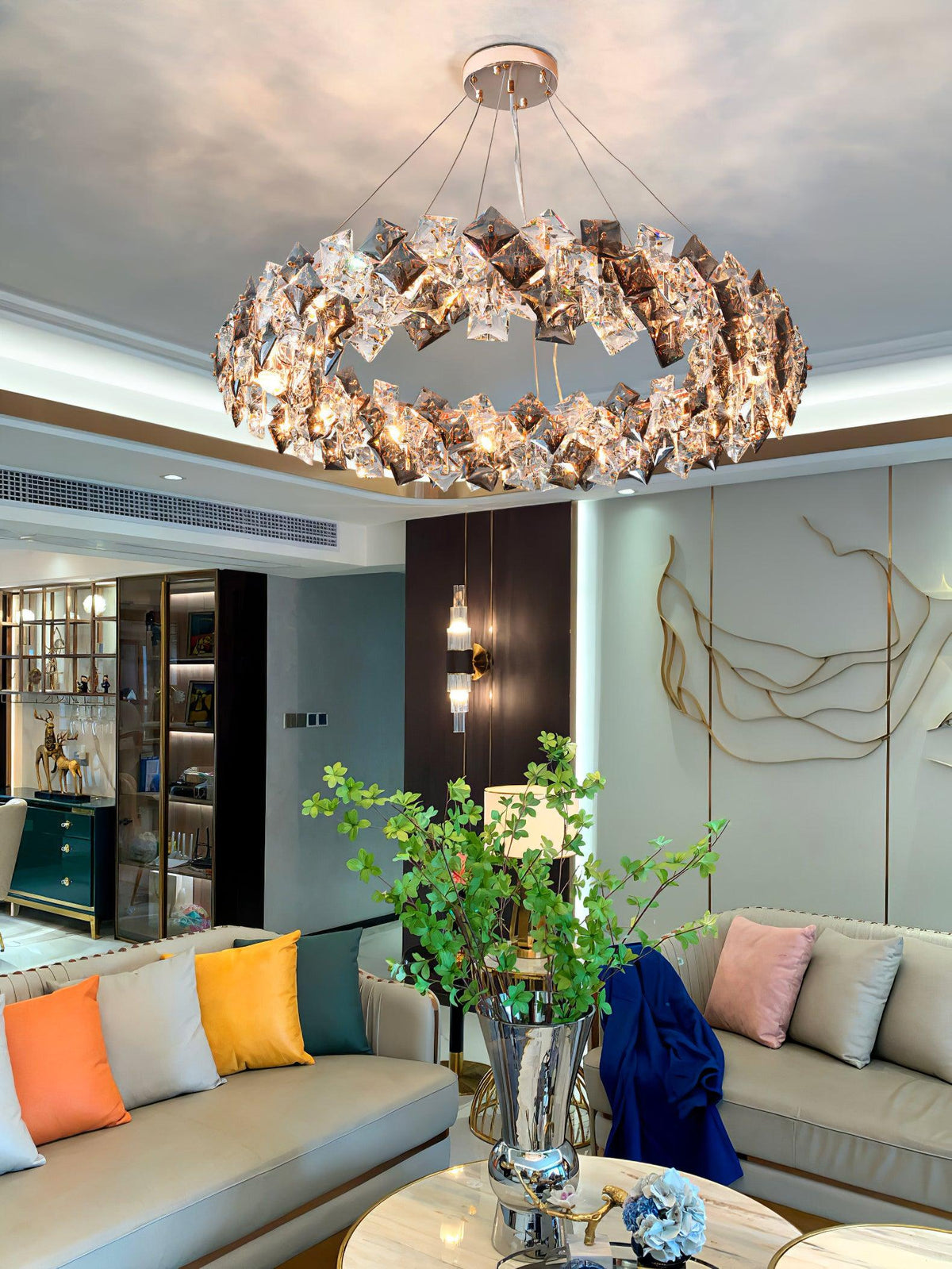 Luxenine rund lysekrone med skalaformet krystal, guldfinish og LED
