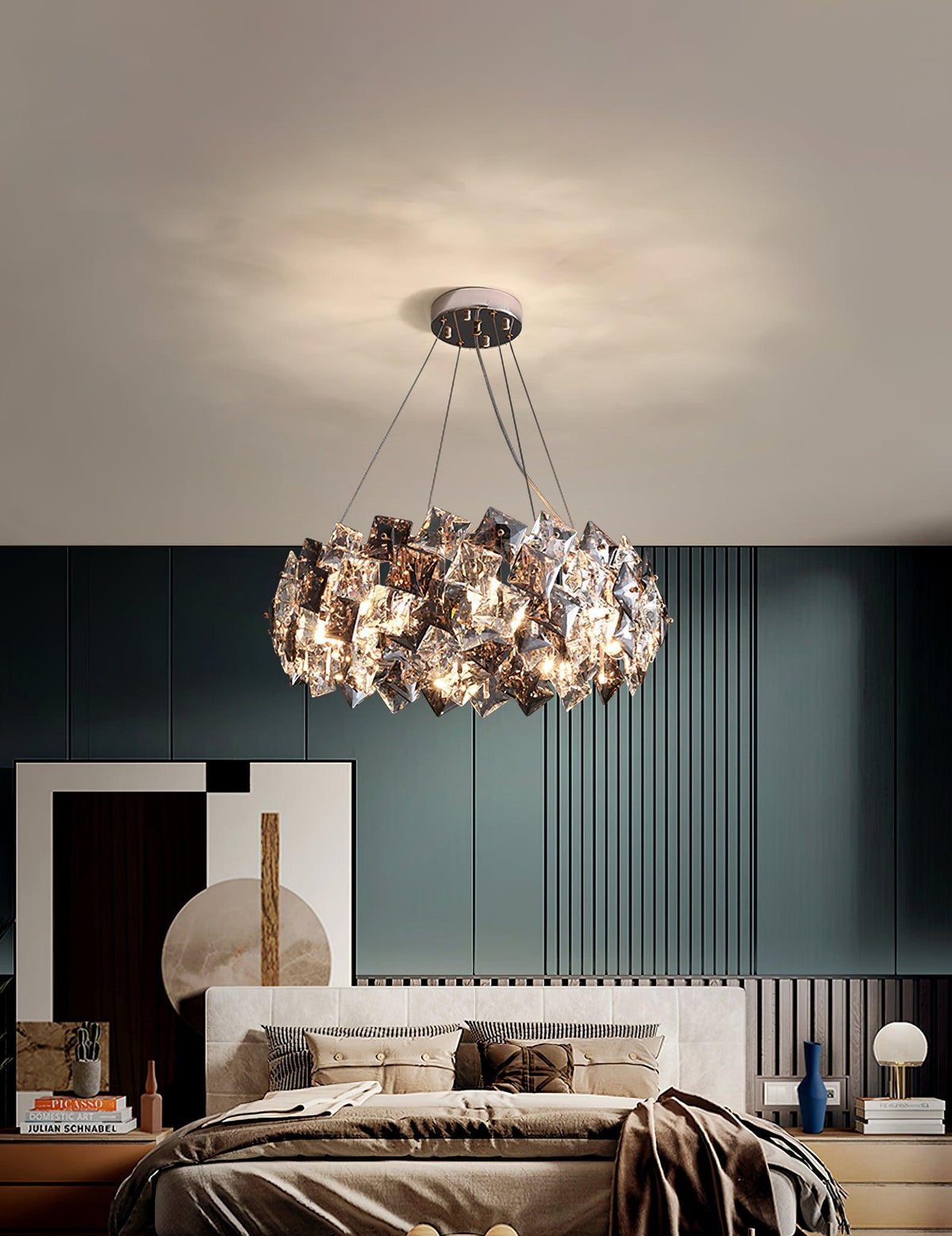 Luxenine rund lysekrone med skalaformet krystal, guldfinish og LED