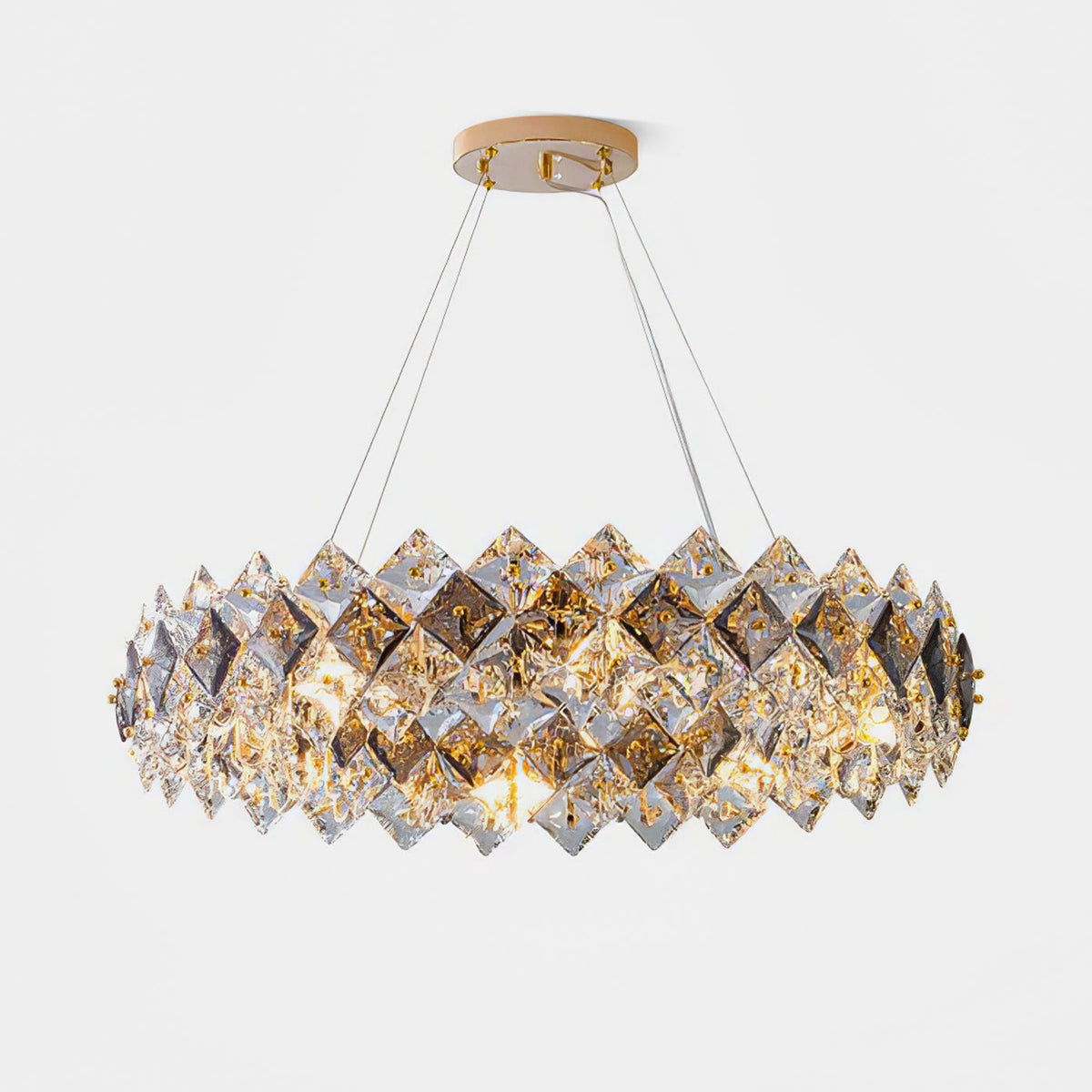 Luxenine rund lysekrone med skalaformet krystal, guldfinish og LED