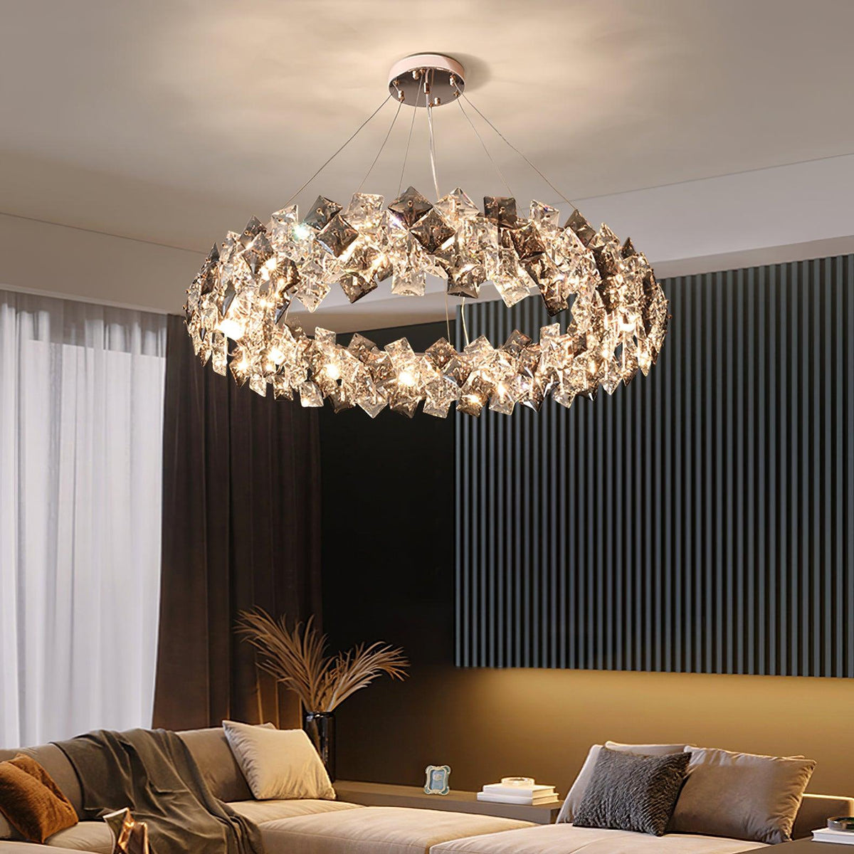 Luxenine rund lysekrone med skalaformet krystal, guldfinish og LED