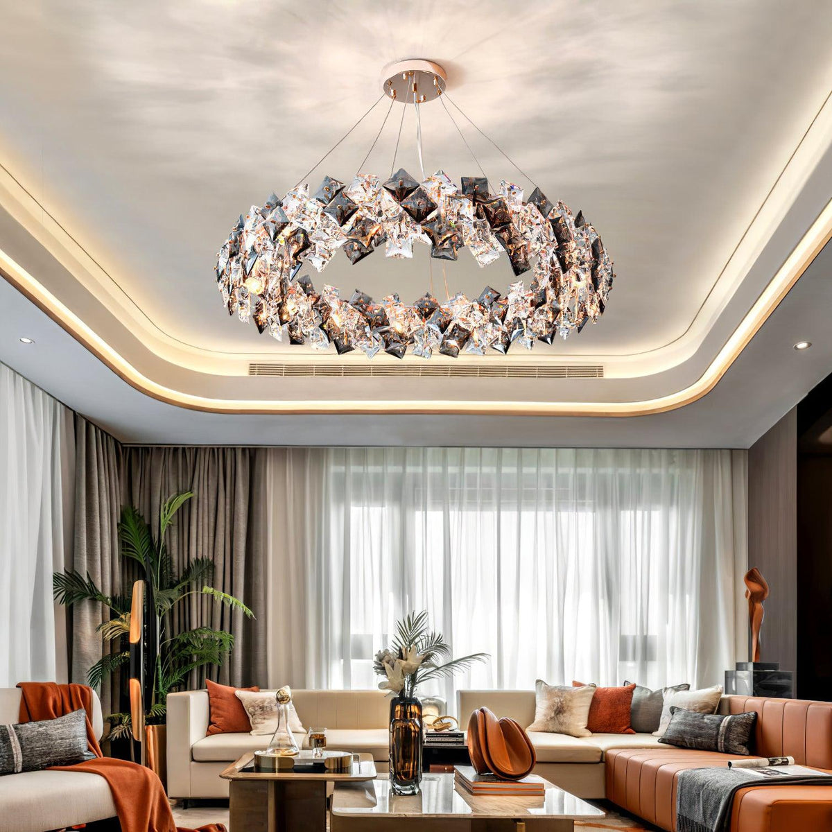 Luxenine rund lysekrone med skalaformet krystal, guldfinish og LED