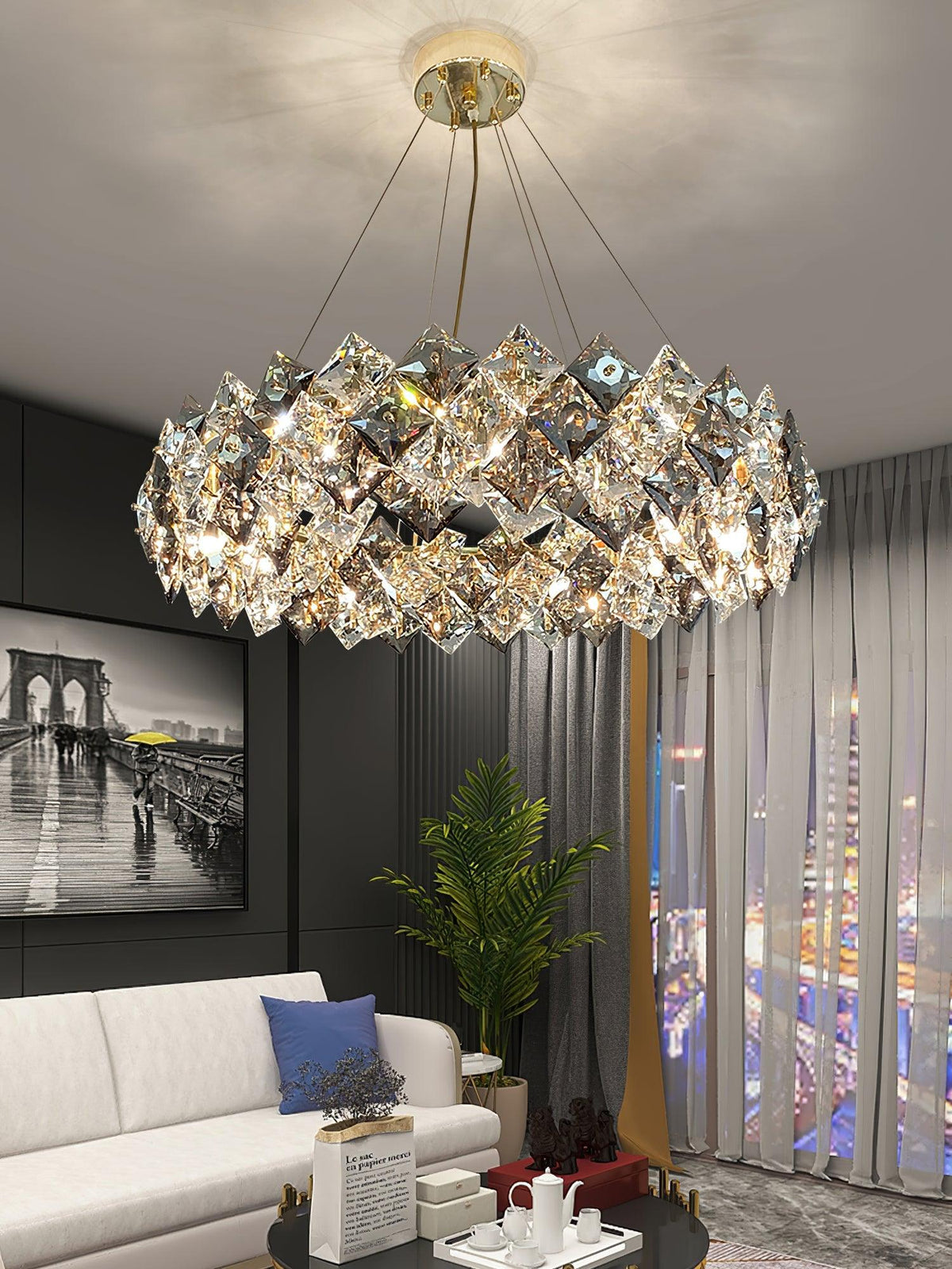 Luxenine rund lysekrone med skalaformet krystal, guldfinish og LED