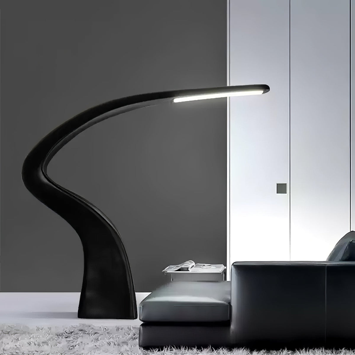 Modern svart golvlampa
